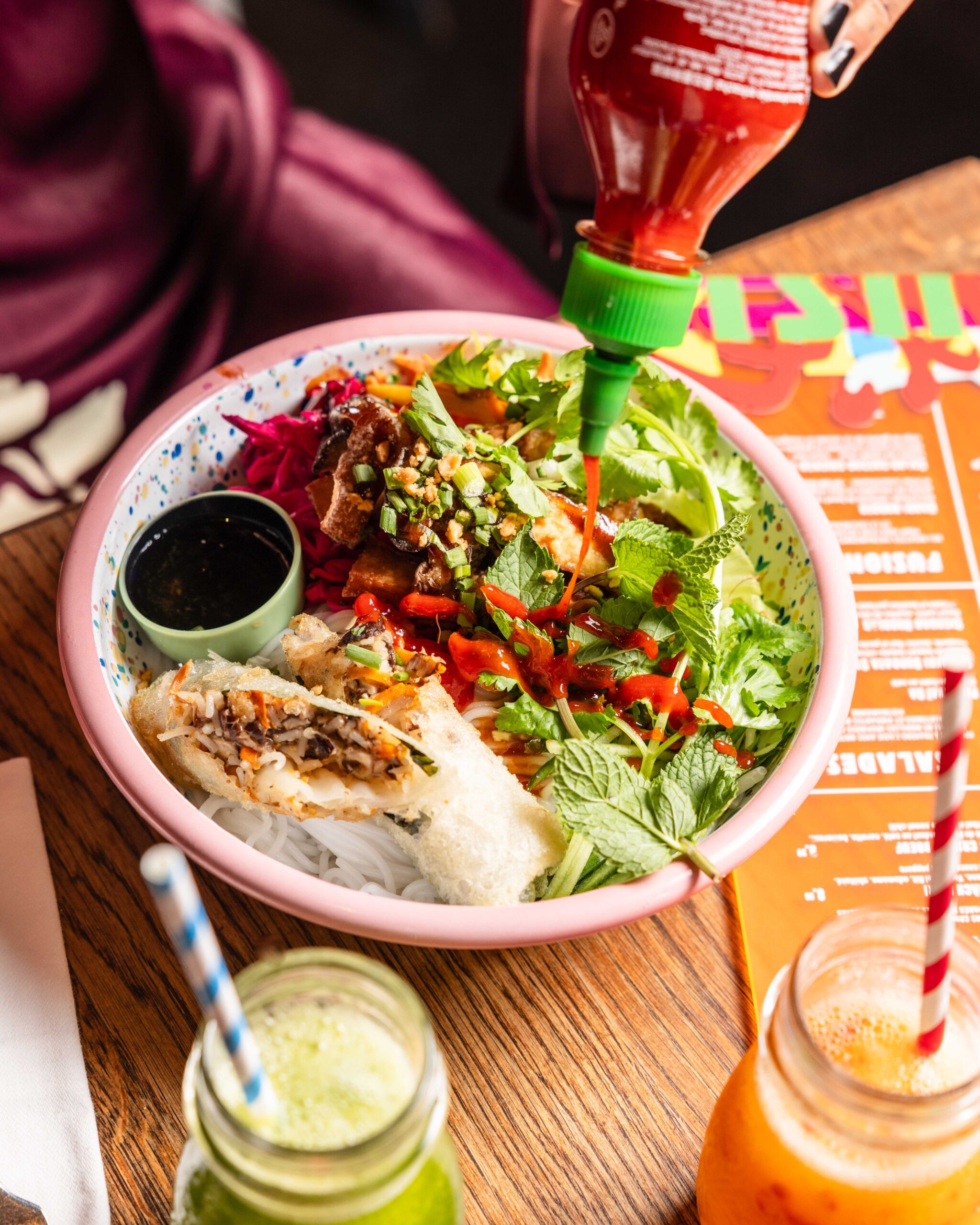 Nos BO BUNS sont encore meilleurs dans notre nouvelle vaisselle colorée 🌈